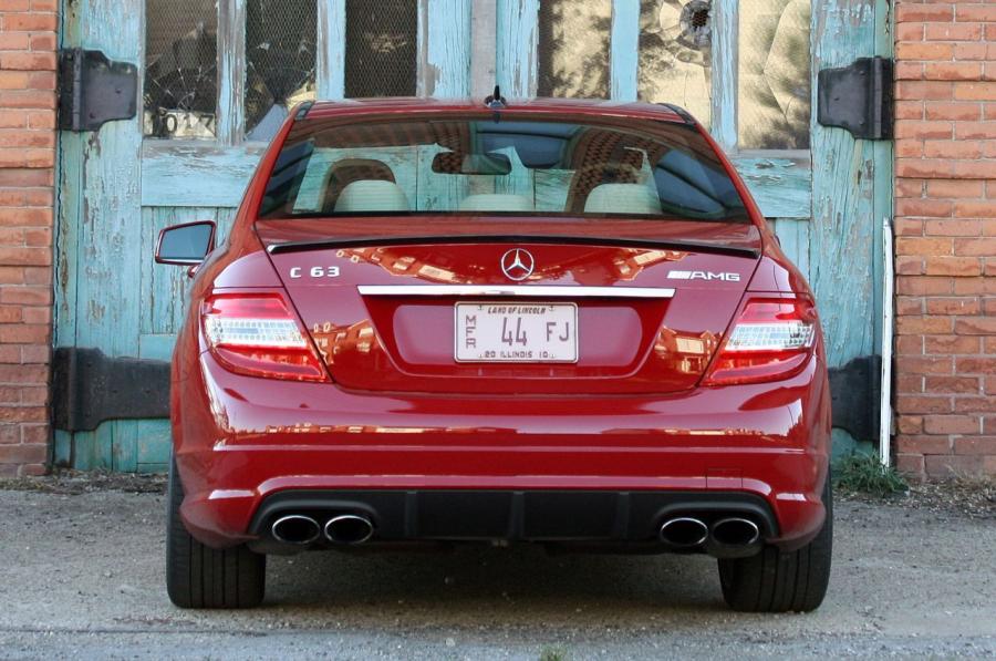  Mercedes-Benz C63 AMG Performance Pack 2011 года  (фото 5 из 39)